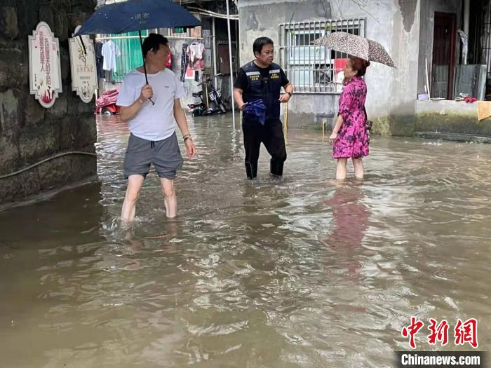 自贡市大安区应急管理局洪水中开展防汛工作。四川应急供图