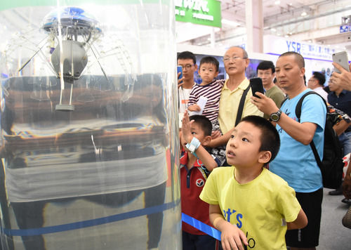 观众在2019世界机器人大会中参观仿生水母（8月23日摄）。新华社发（任超 摄）