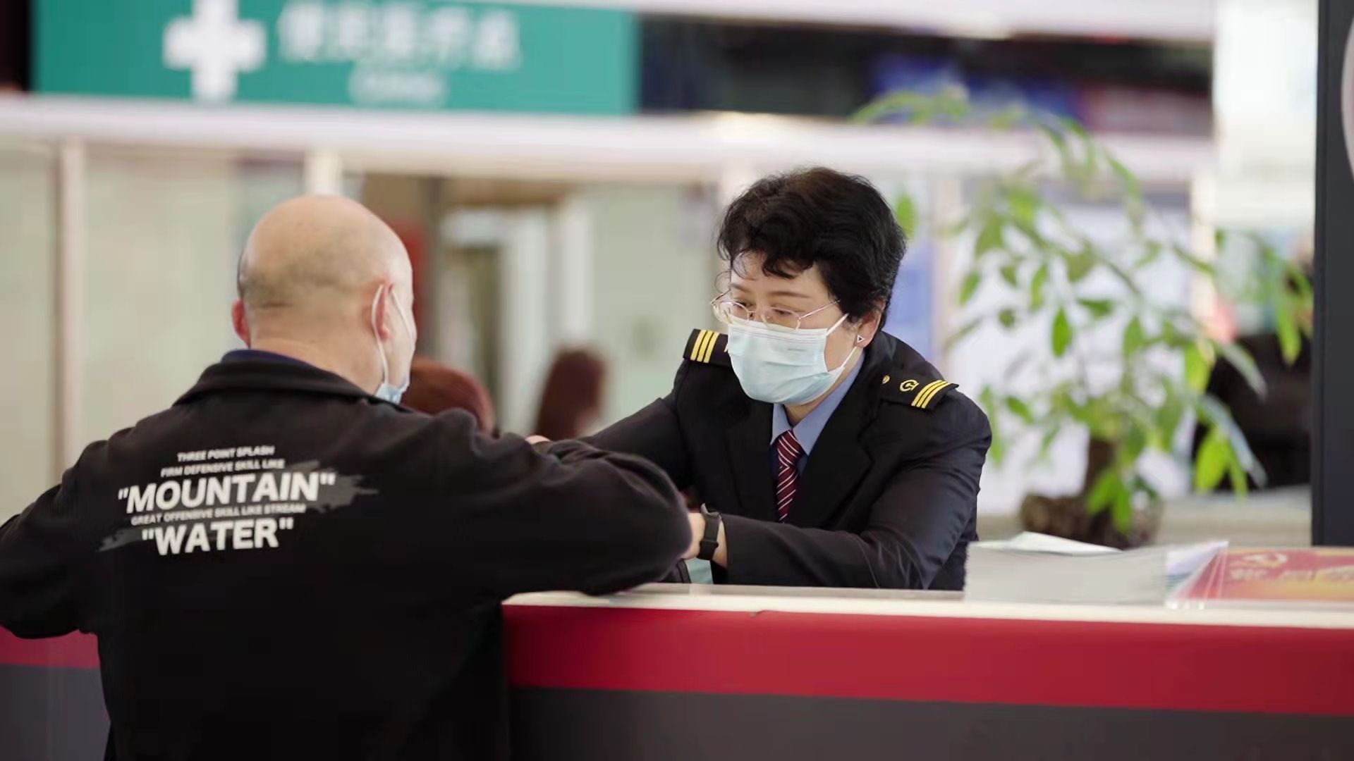 火车站值班站长脱下工装,1200次上岗迎春花服务台前留下感人"芬芳"