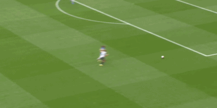 唐佳丽大禁区前沿右侧得球内切左脚大力抽射，皮球稍稍偏出左门柱。