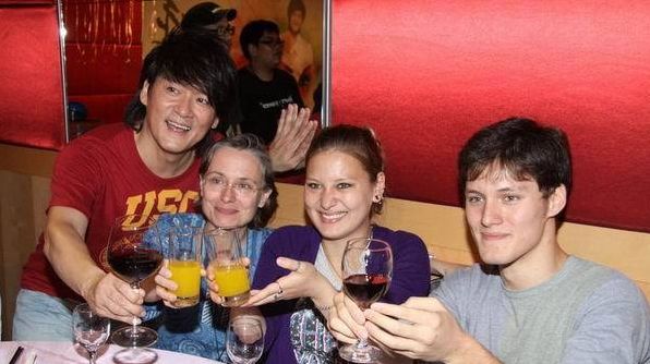 周华健全家福罕见曝光,31岁儿子胡子拉碴显老,被调侃同框像兄弟