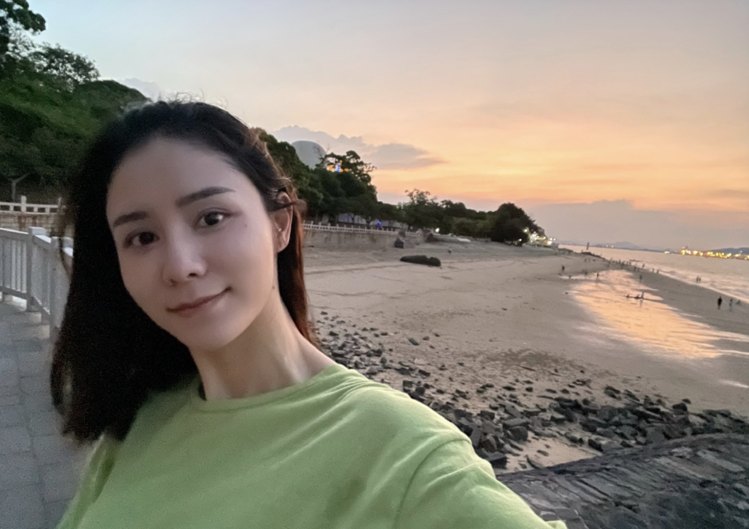 林峯一家三口漫步海边,和张馨月互为彼此掌镜,牵手女儿父爱满满