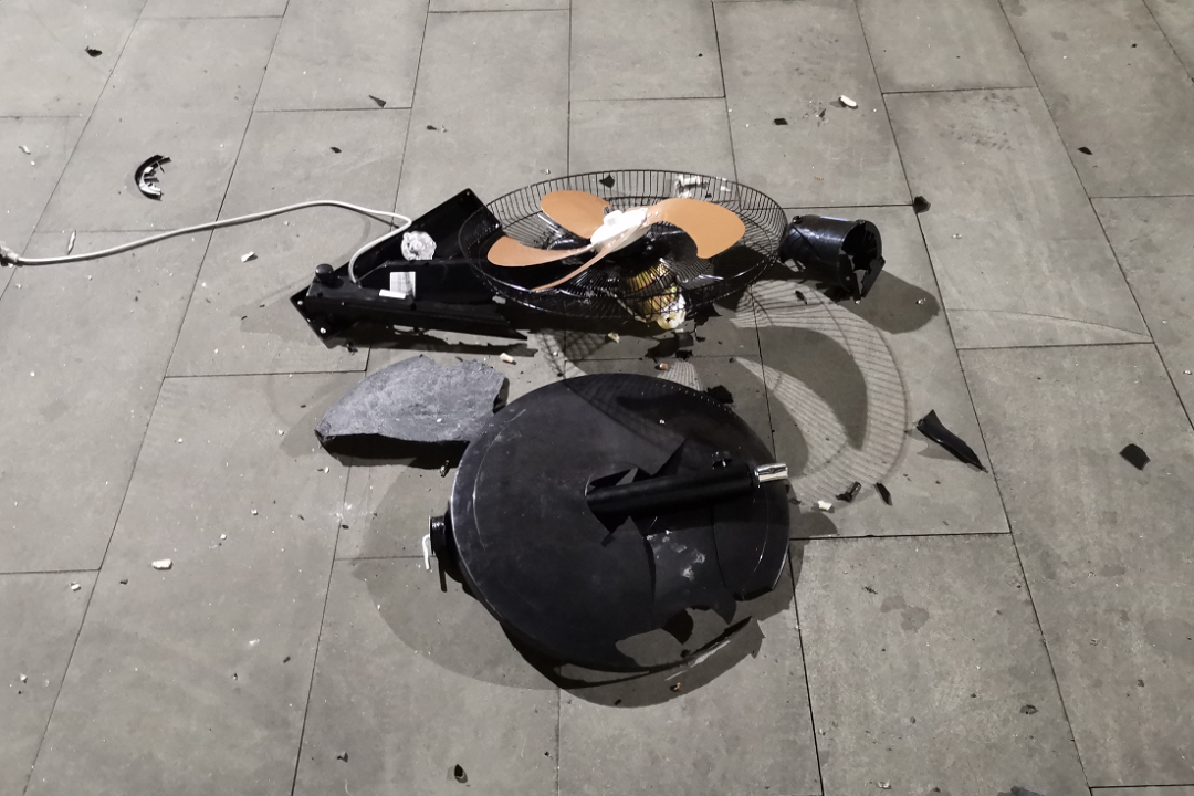 高空抛物被抓!诸暨一男子和女友吵架,从五楼扔下电扇、铁锅....休闲区蓝鸢梦想 - Www.slyday.coM 高空抛物被抓!诸暨一男子和女友吵架,从五楼扔下电扇、铁锅....休闲区蓝鸢梦想 - Www.slyday.coM