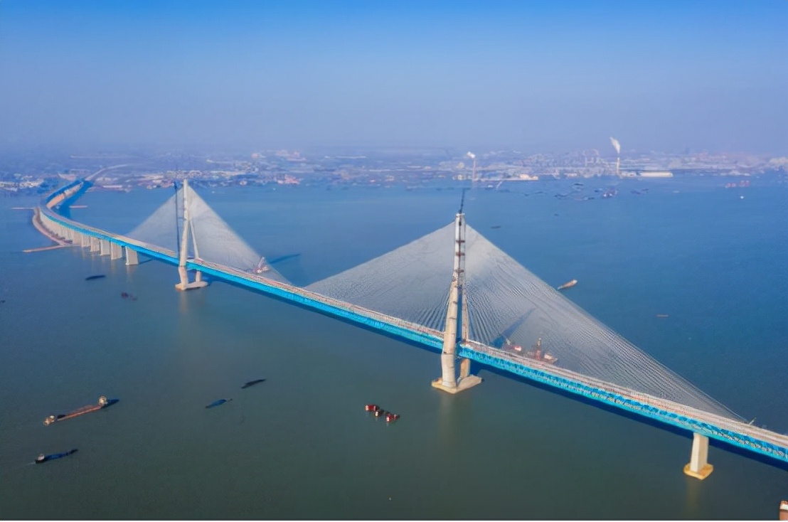 图为沪苏通长江大桥