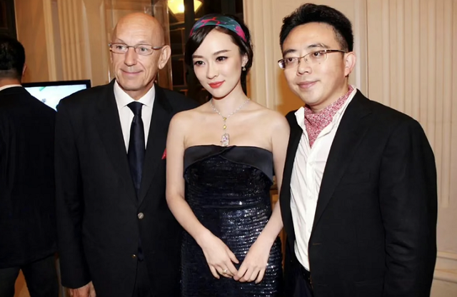 霍思燕穿抹胸裙秀香肩,展傲人曲线,戴3000万珠宝名媛贵妇气质足|复古