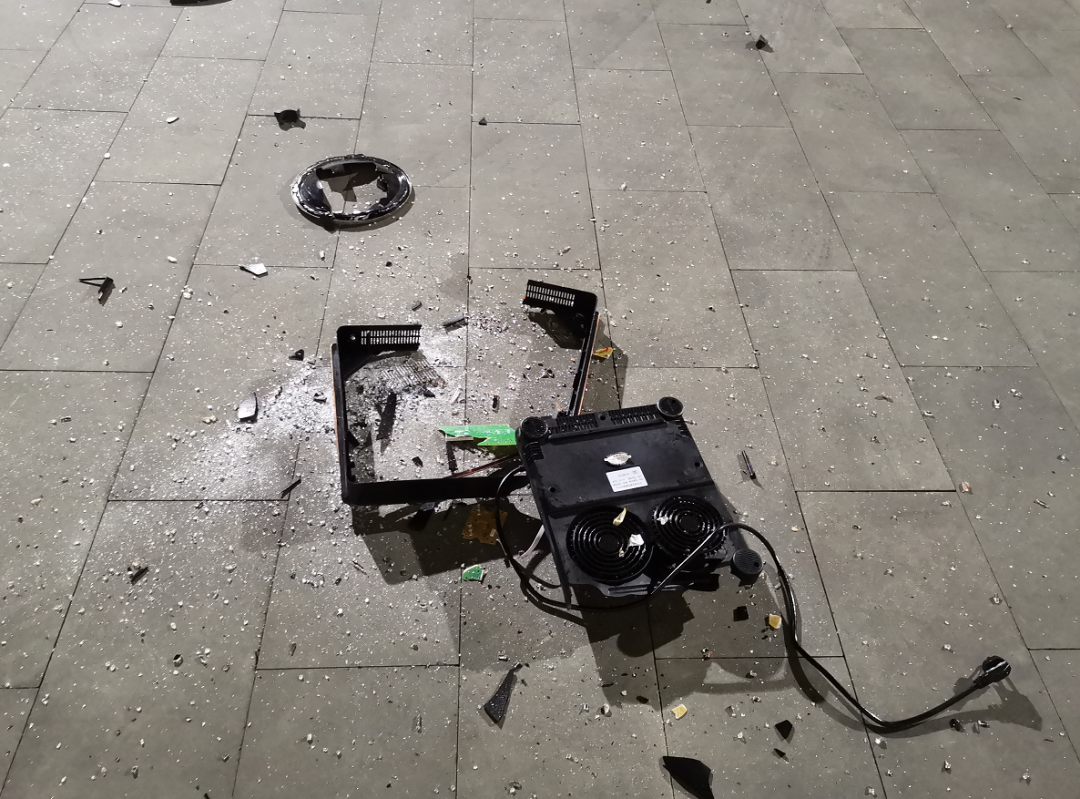 高空抛物被抓!诸暨一男子和女友吵架,从五楼扔下电扇、铁锅....休闲区蓝鸢梦想 - Www.slyday.coM 高空抛物被抓!诸暨一男子和女友吵架,从五楼扔下电扇、铁锅....休闲区蓝鸢梦想 - Www.slyday.coM