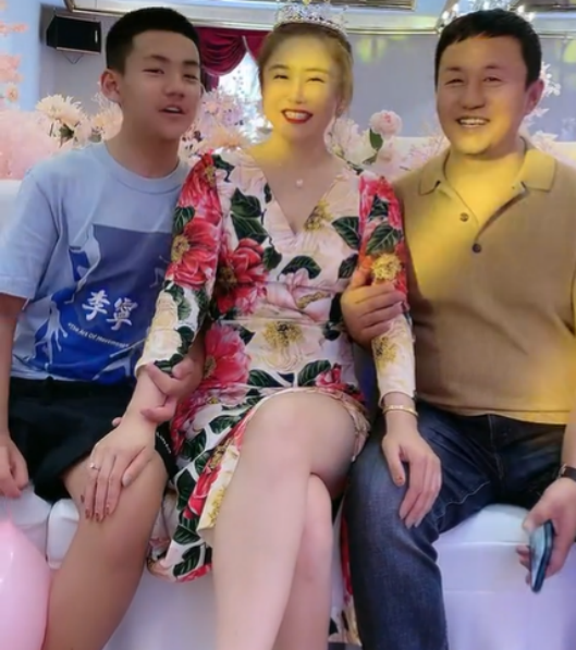赵本山徒弟开百万豪车出行二婚娶小19岁娇妻曾被赵本山封杀
