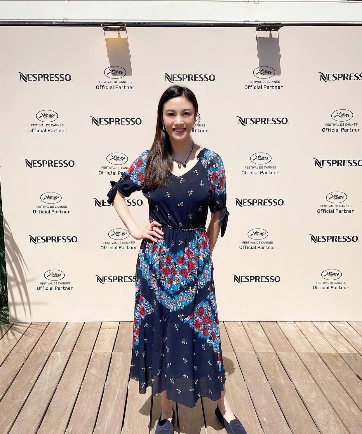 廖碧儿身材好又会穿,穿白色蕾丝连衣裙成熟精致,曲线曼妙惹人羡