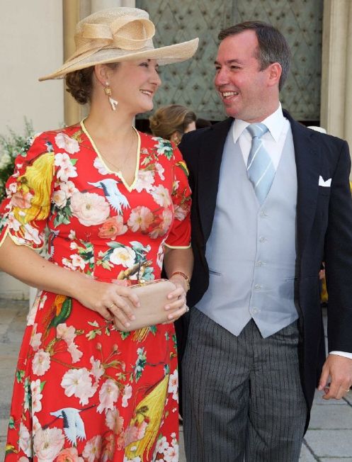 卢森堡王妃参加婚礼,穿黄色斗篷裙身材"暴瘦",简约穿搭气场足|卢森堡