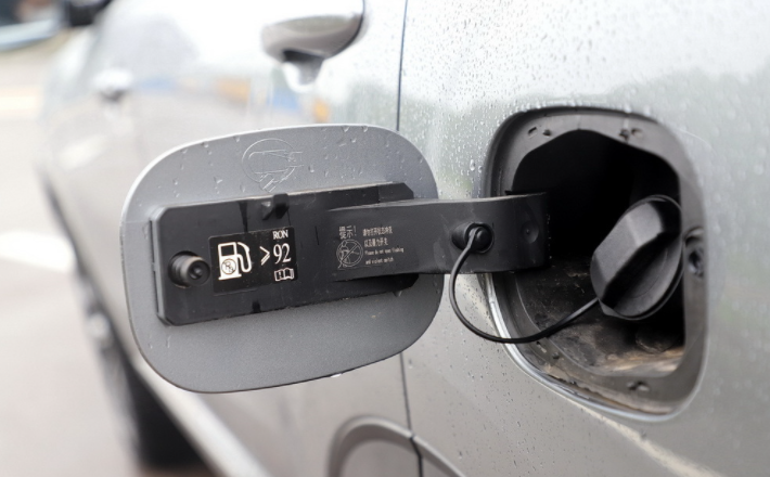 国六汽车的发动机故障灯频繁亮起,是油箱盖没拧紧的原因?