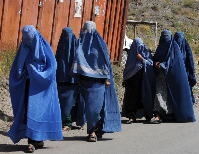阿富汗塔利班为什么要求让女人穿罩袍 塔利班为什么不允许女性抛头露面