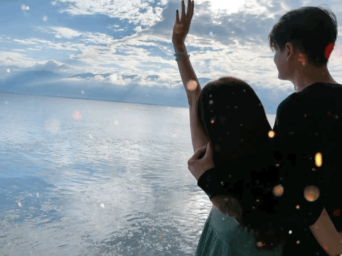 郭品超官宣恋情后秀恩爱,和小19岁女友海边搂腰牵手,深情对视甜__财经