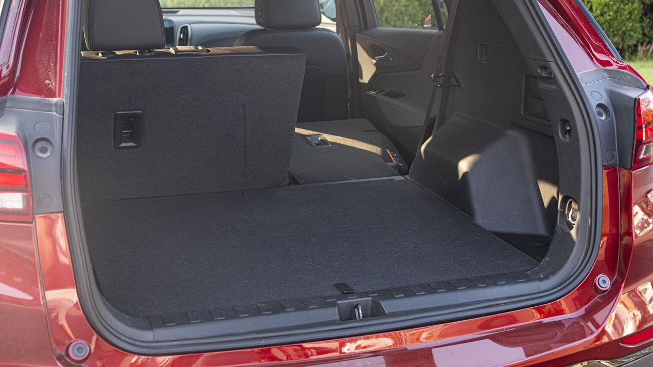 唯一的小遗憾是,探界者后排座椅仅支持6/4比例放倒,如果能够换成4/2/4