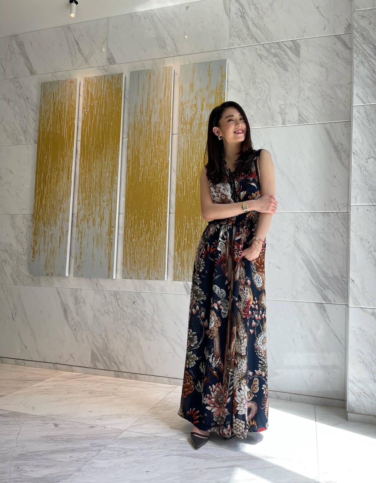 廖碧儿身材好又会穿,穿白色蕾丝连衣裙成熟精致,曲线曼妙惹人羡