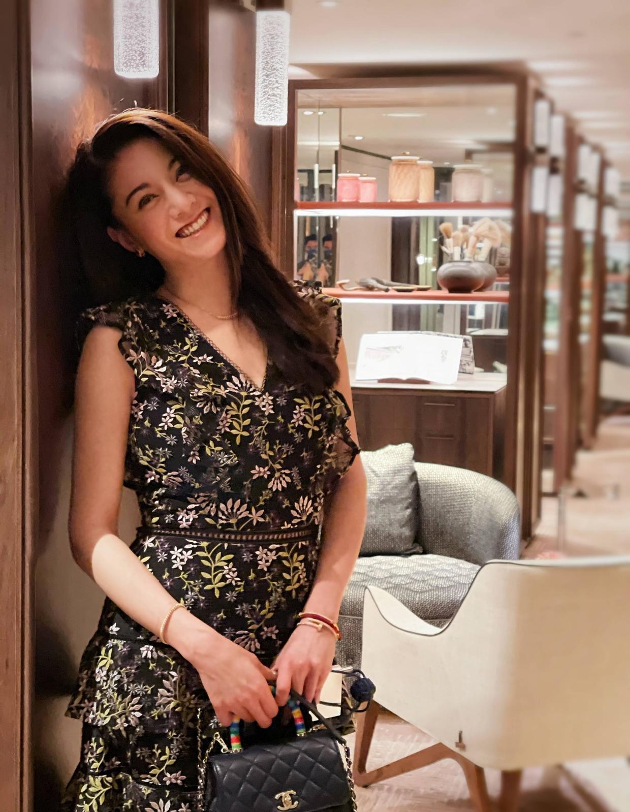 廖碧儿身材好又会穿,穿白色蕾丝连衣裙成熟精致,曲线曼妙惹人羡