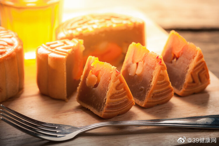 有的人因为喜欢吃月饼，就把月饼作为正餐食物，一天吃上好几个……休闲区蓝鸢梦想 - Www.slyday.coM