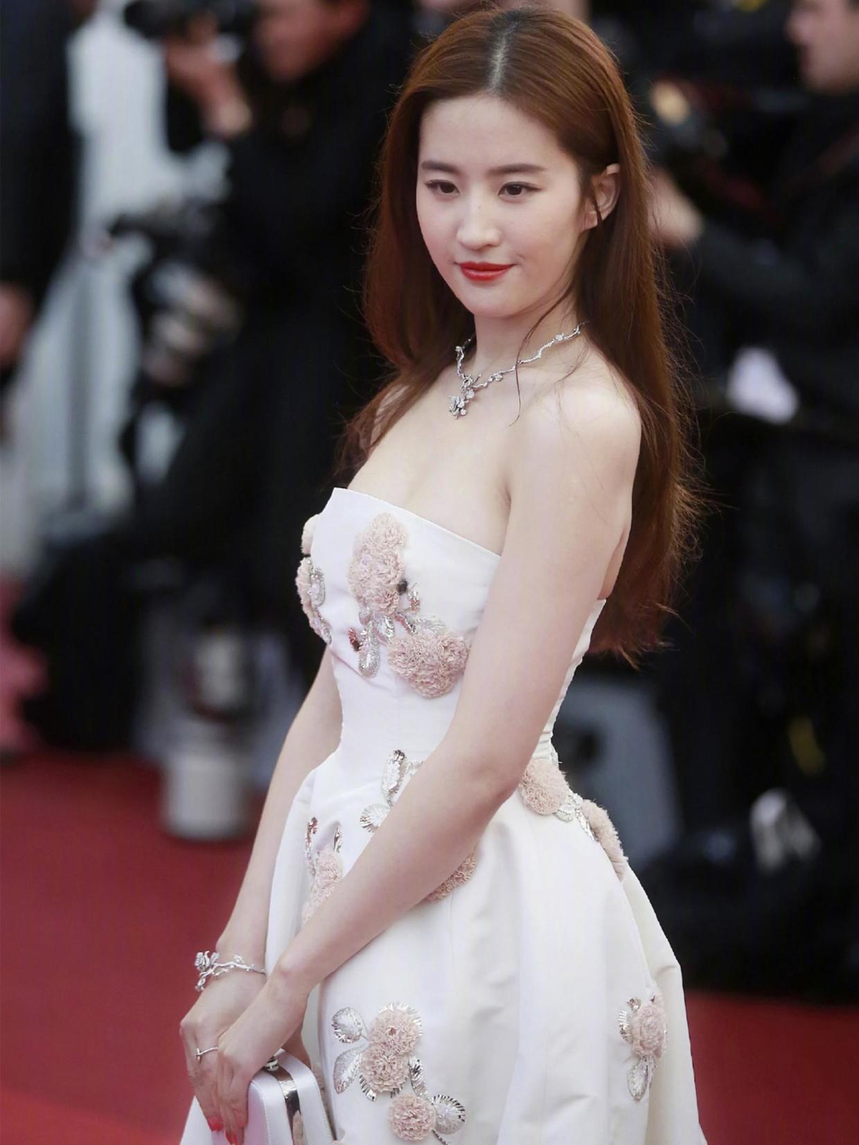 白色抹胸连衣裙优雅温柔,高级又洋气|抹胸|刘亦菲|白色_新浪新闻