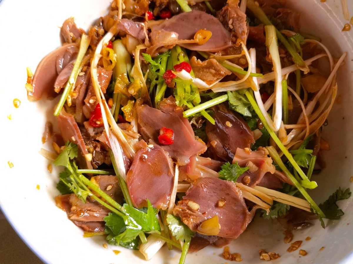 一道凉拌鸭胗下饭又下酒学会这道菜再也不用去外面买