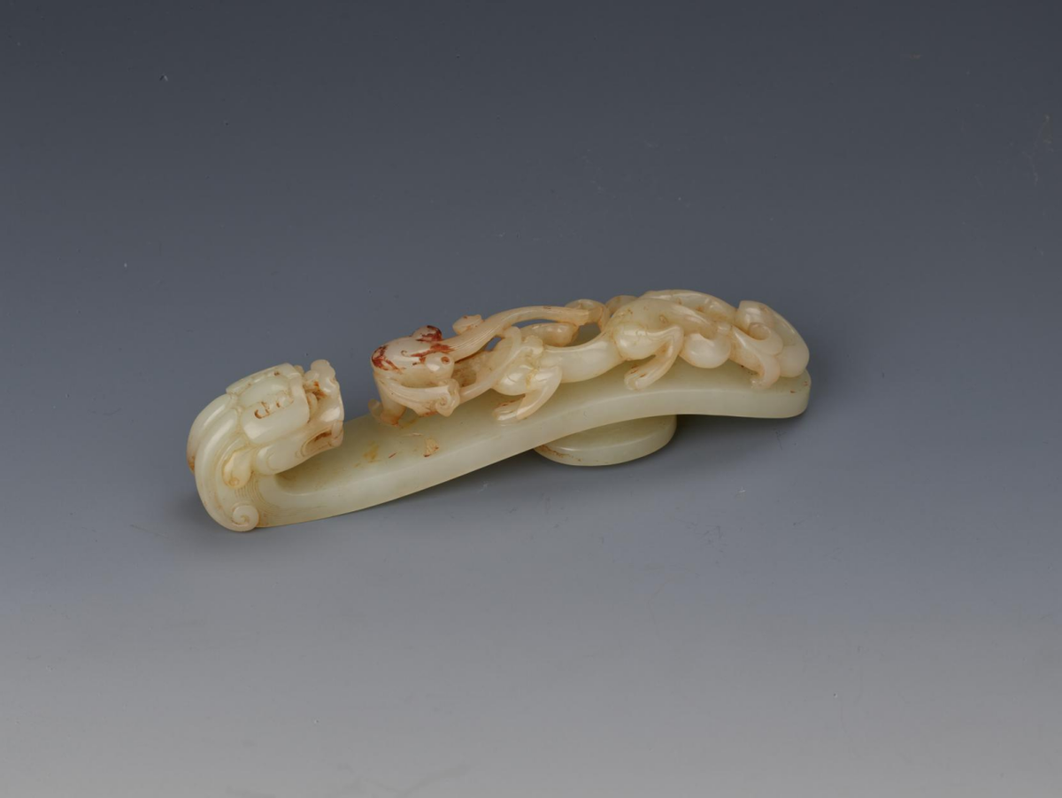 有沁斑.此带钩玉质温润,螭虎雕刻精细,造型生动活泼.