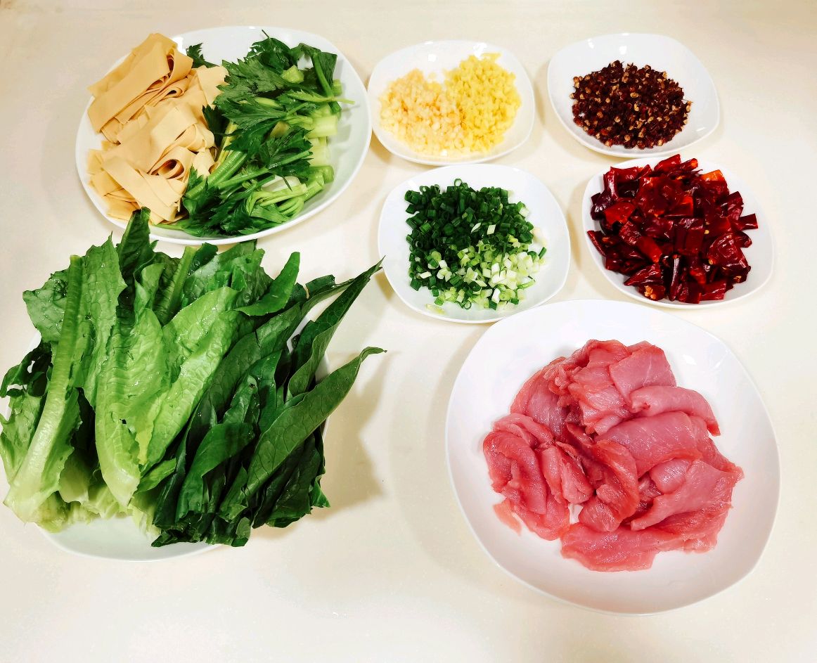 家常版水煮肉片的做法来了,麻辣鲜香,食材丰富,让你爱上吃川菜