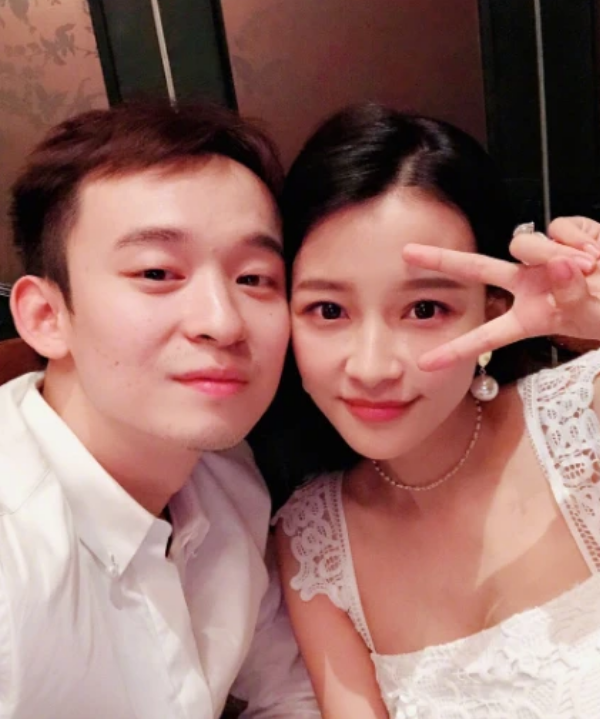 孙怡给老公买衣服董子健自称腰围一米老婆面前耍宝搞怪甜齁