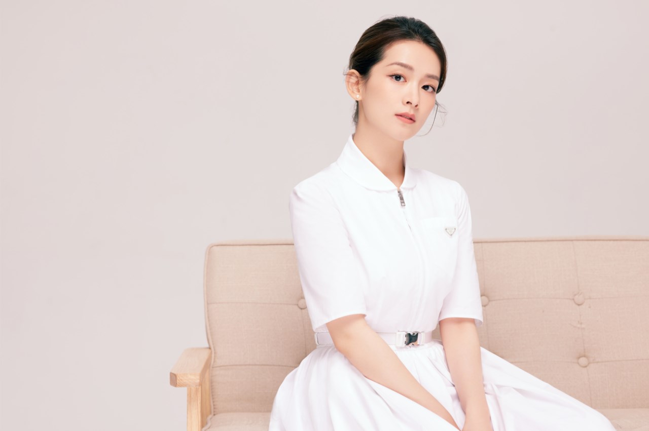 陈昊宇轻熟风写真曝光妆容淡雅眼中尽显柔和与平静