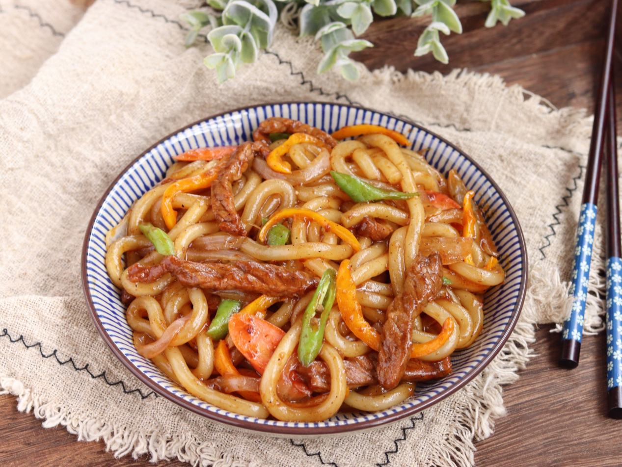 土豆粉换种新吃法,黑椒牛柳炒土豆粉,好吃到汤汁都不剩