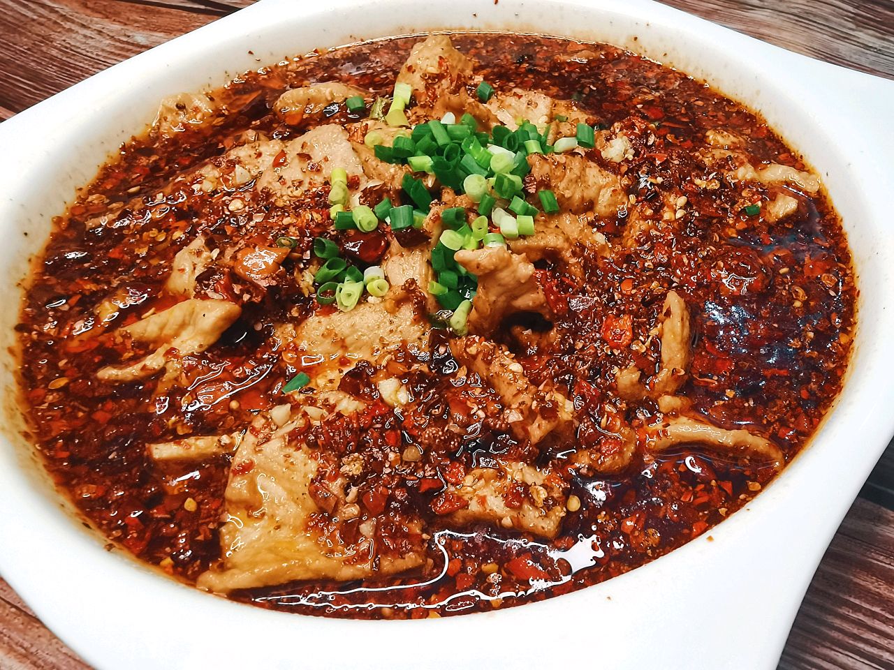 家常版水煮肉片的做法来了,麻辣鲜香,食材丰富,让你爱上吃川菜