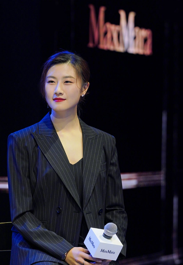 丁宁丁宁31岁退役入学北大当学生，平时打扮的太年轻，挺像学生休闲区蓝鸢梦想 - Www.slyday.coM