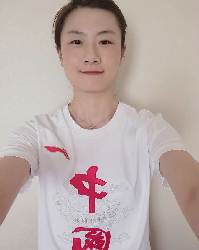 丁宁丁宁31岁退役入学北大当学生，平时打扮的太年轻，挺像学生休闲区蓝鸢梦想 - Www.slyday.coM