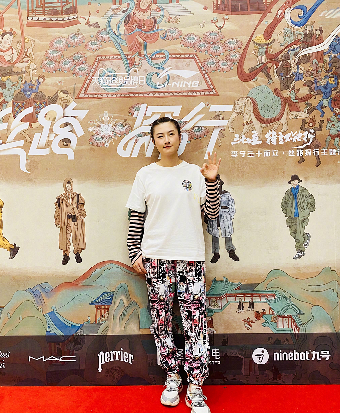 丁宁丁宁31岁退役入学北大当学生，平时打扮的太年轻，挺像学生休闲区蓝鸢梦想 - Www.slyday.coM