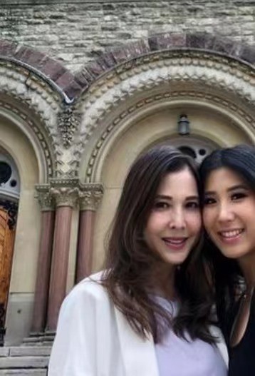 李婉华和女儿合照曝光,18岁爱女高鼻梁大眼睛,母女俩贴脸如姐妹休闲区蓝鸢梦想 - Www.slyday.coM 李婉华和女儿合照曝光,18岁爱女高鼻梁大眼睛,母女俩贴脸如姐妹休闲区蓝鸢梦想 - Www.slyday.coM