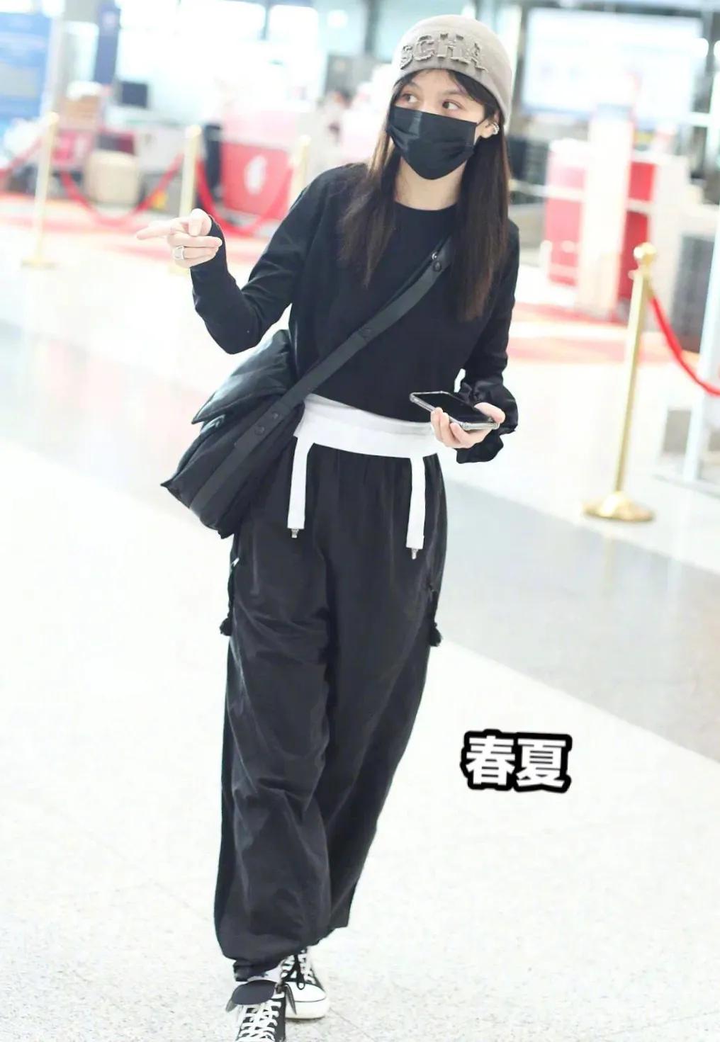 近期女明星机场私服简单的休闲装扮才是女生参考的典范