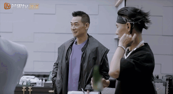 就连才加入的ricky,也自动成为有眼力见的"街道办事员",大哥,我来给你