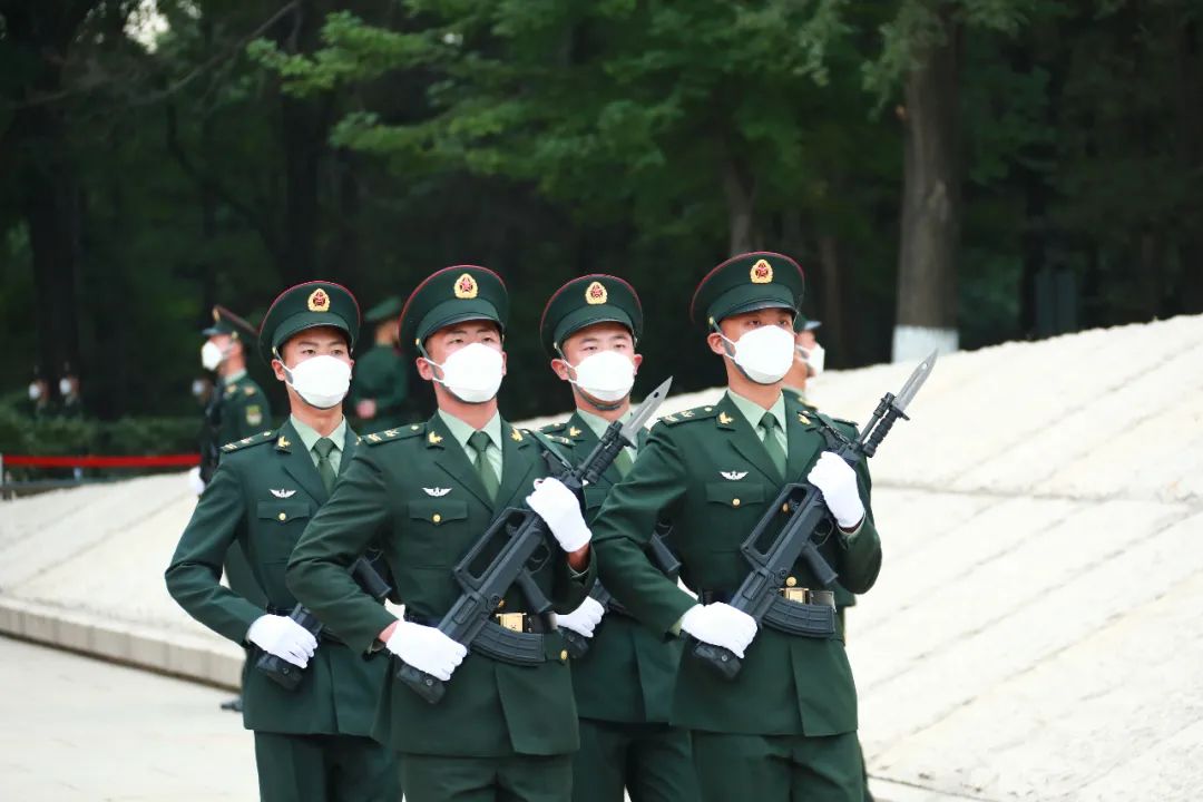 那个突然手握刺刀尖的礼兵，原来是他！休闲区蓝鸢梦想 - Www.slyday.coM