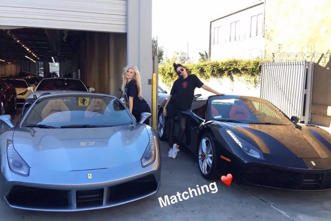 kylie作为豪车收藏爱好者,肯豆作为好姐妹,自然也是拥有不少跑车的▼
