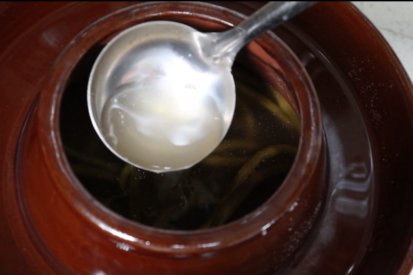 泡菜坛生花不要再放白酒了教你一招快速去除坛子白花