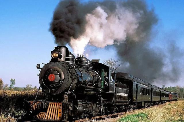 主播:杨彬 神秘的火车司机 第二天凌晨,梅里临时火车站上早已布满军警