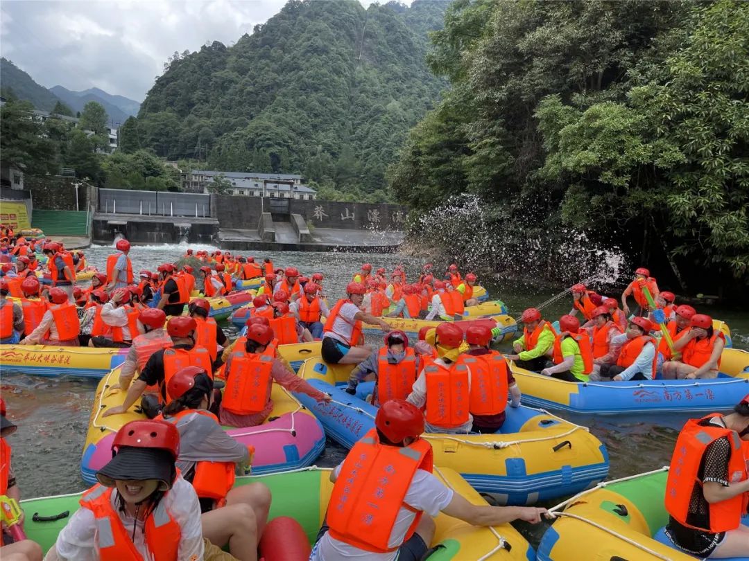 年9月8日正式停止对外开放莽山大峡谷漂流景区决定由于天气逐渐转凉