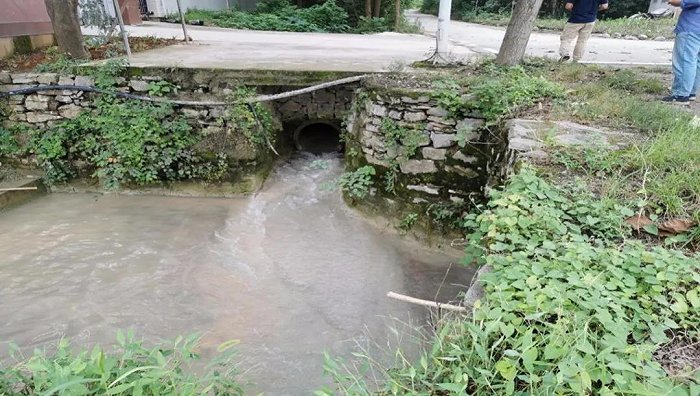 大泉洞泉眼周边地表水受到污染 。图片来源：生态环境部