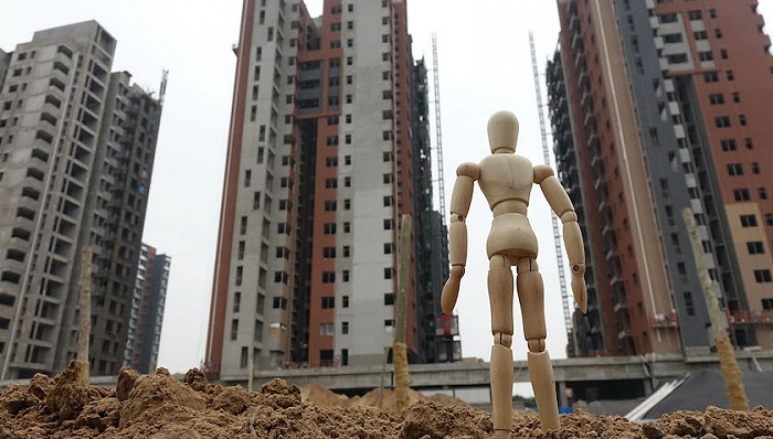 郑州一房地产项目前的玩偶。图片来源：视觉中国