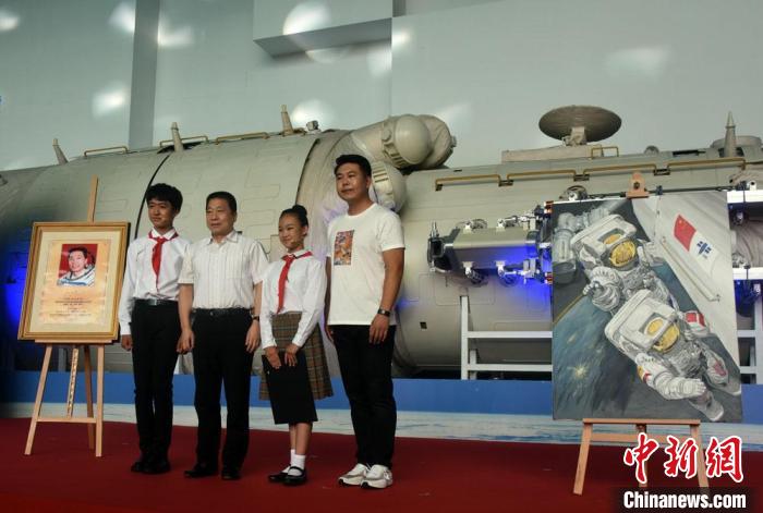 中国空间站科创体验基地“落户”揭牌 航天员天地同贺休闲区蓝鸢梦想 - Www.slyday.coM