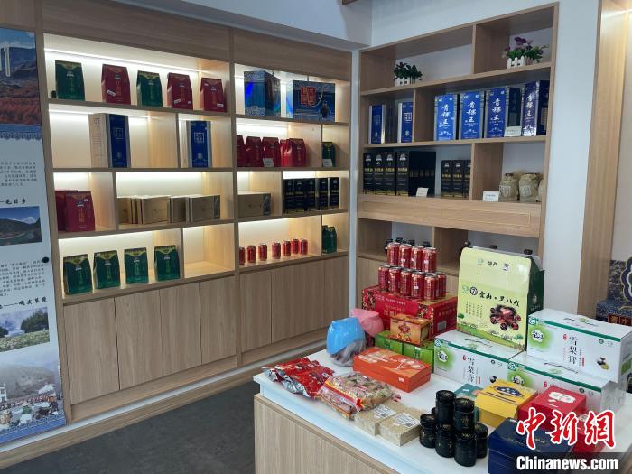 东西部协作和对口支援共建馆内的土特产 徐超 摄