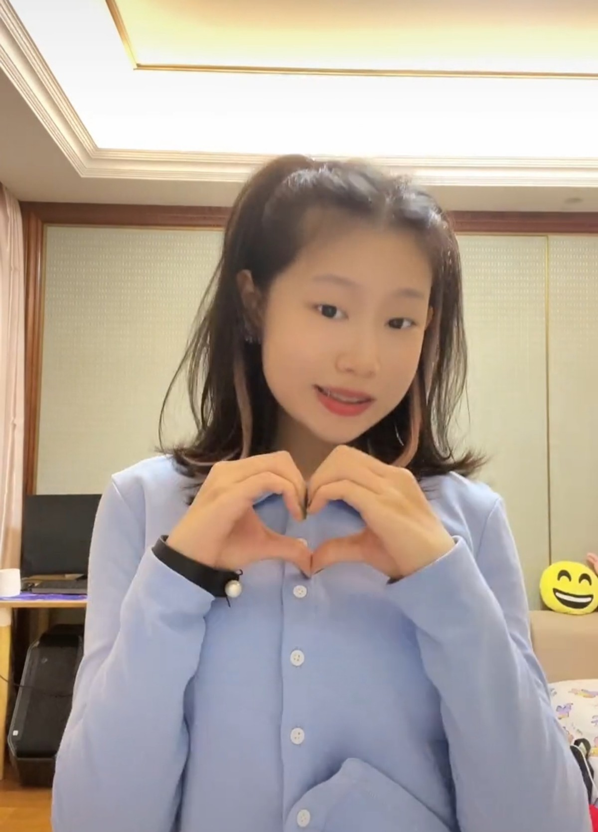 小沈阳女儿染发热舞 动作娴熟大方自信女团味十足