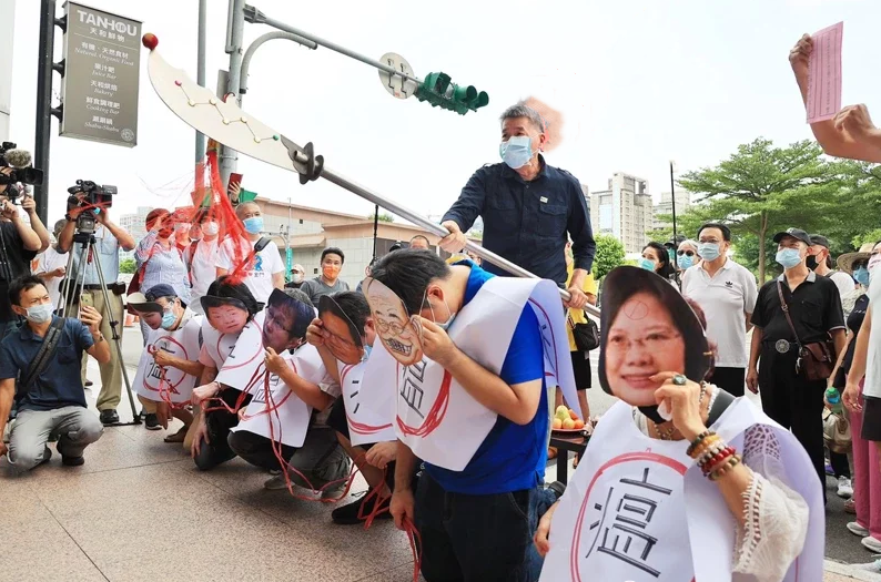 张亚中在民进党党部前举行“送瘟神 保平安”活动（图片来源：台湾《联合报》）