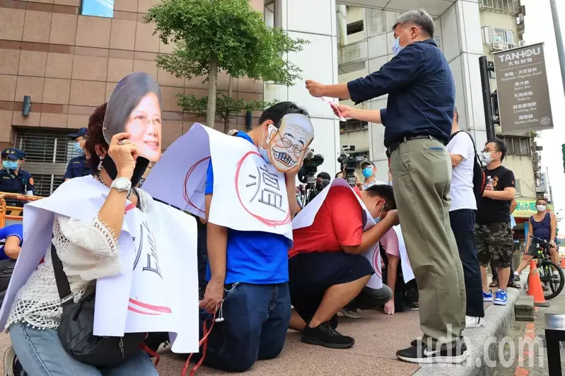 张亚中在民进党党部前举行“送瘟神 保平安”活动（图片来源：台湾《联合报》）