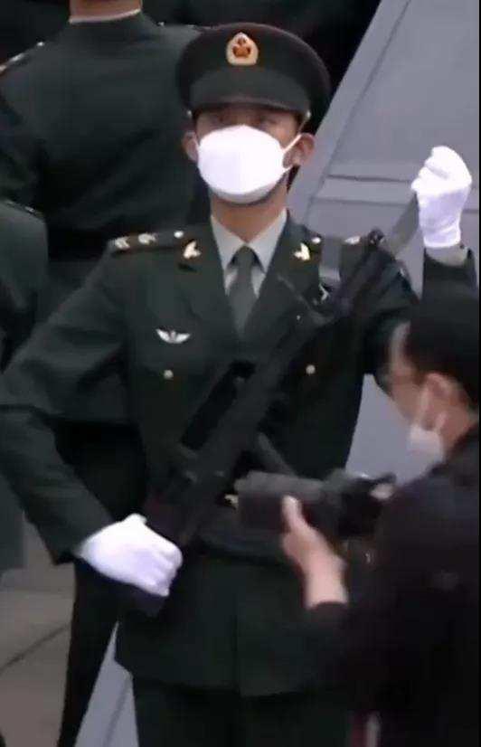 战士手握刀尖，网友得知真相后泪目，今天找到他了休闲区蓝鸢梦想 - Www.slyday.coM