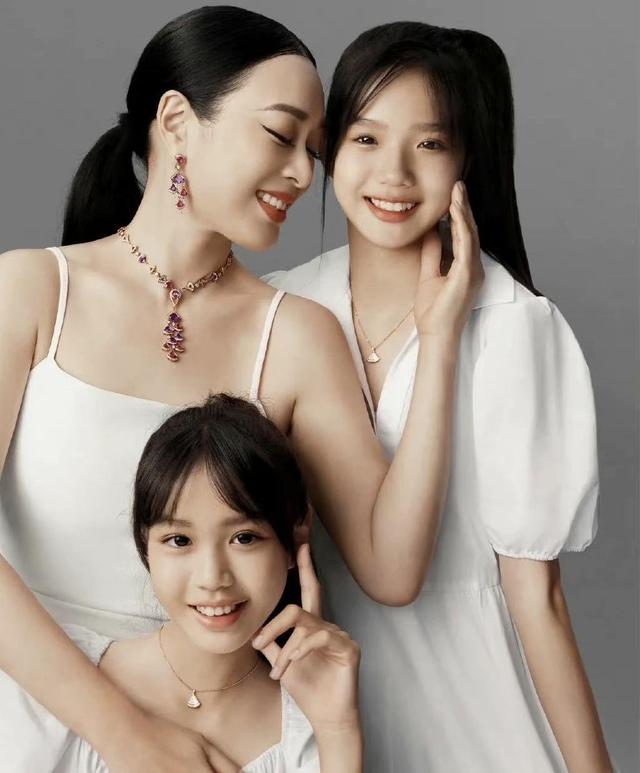 钟丽缇和两女儿同框，大女儿眼神清澈，完全没浪费妈妈的美貌休闲区蓝鸢梦想 - Www.slyday.coM