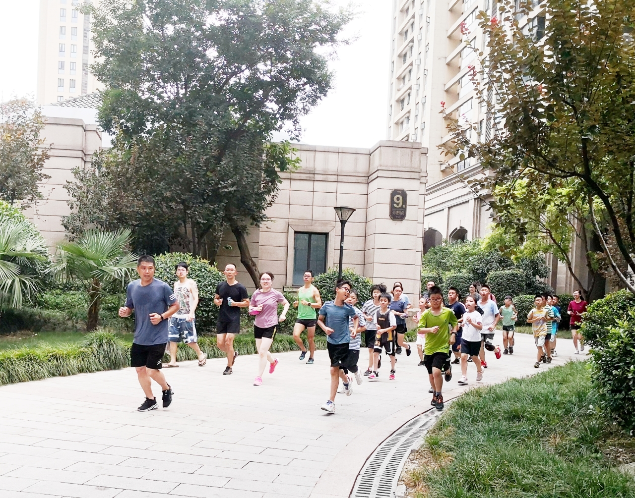 亲子晨跑刷屏拱墅这个小区跑出最美风景线