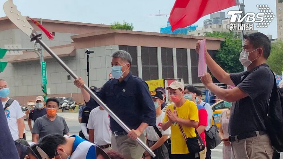 张亚中在民进党党部前举行“送瘟神 保平安”活动（图片来源：台湾TVBS）